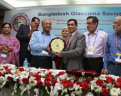 Presnting crest to Chief guest at 4th BGS Conference.jpg